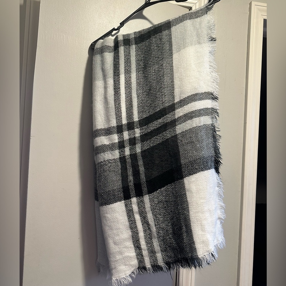 Women’s Black & White Scarf